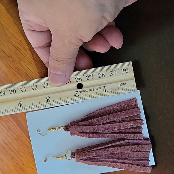 Beautiful wine colored suede crossbody purse w/7" tassel & 3 1/2" earrings. - Picture 10 of 11